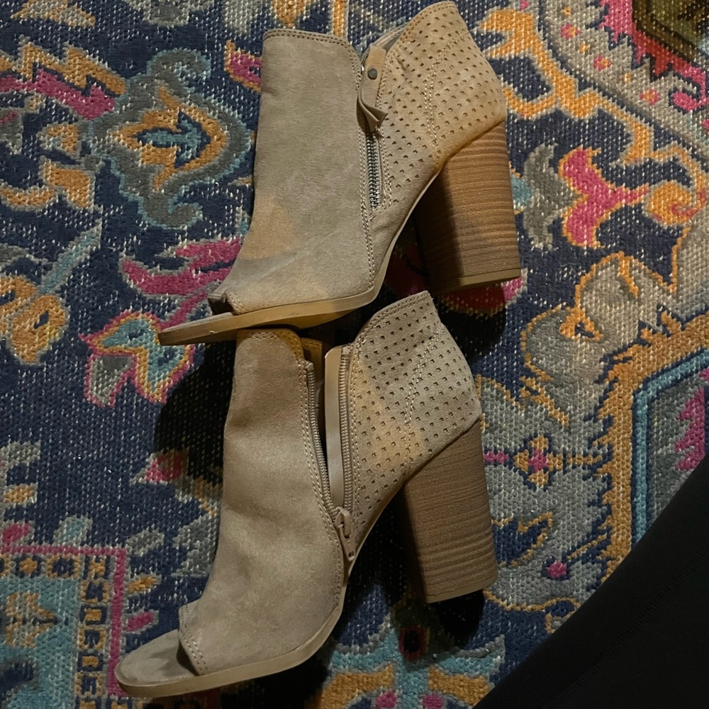 Universal Thread Beige Peep-Toe Heeled Boots